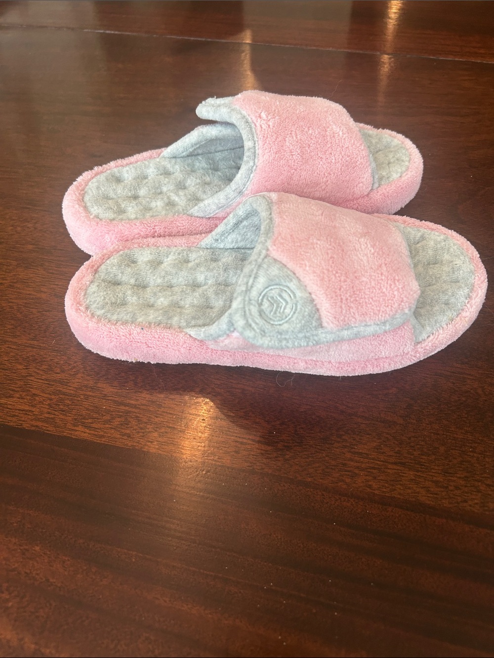 Isotoner size 6.5-7Plush Pink Slide Slippers with Gray Quilted Footbed - Picture 3 of 8